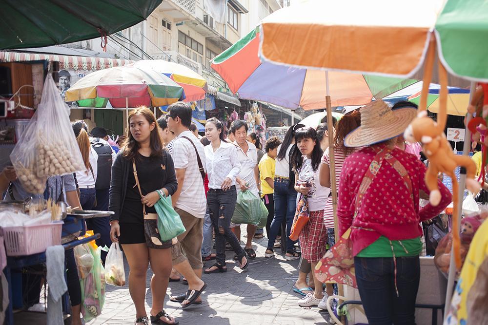 Daytime in Yaowarat sees a lot of market goers going about their shopping.