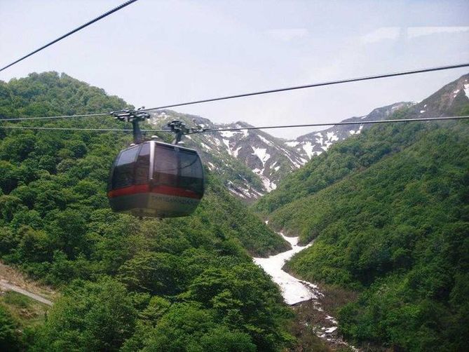 onsens in minakami sarugakyo onsen | mt tanigawadake is right next to sarugakyo onsen