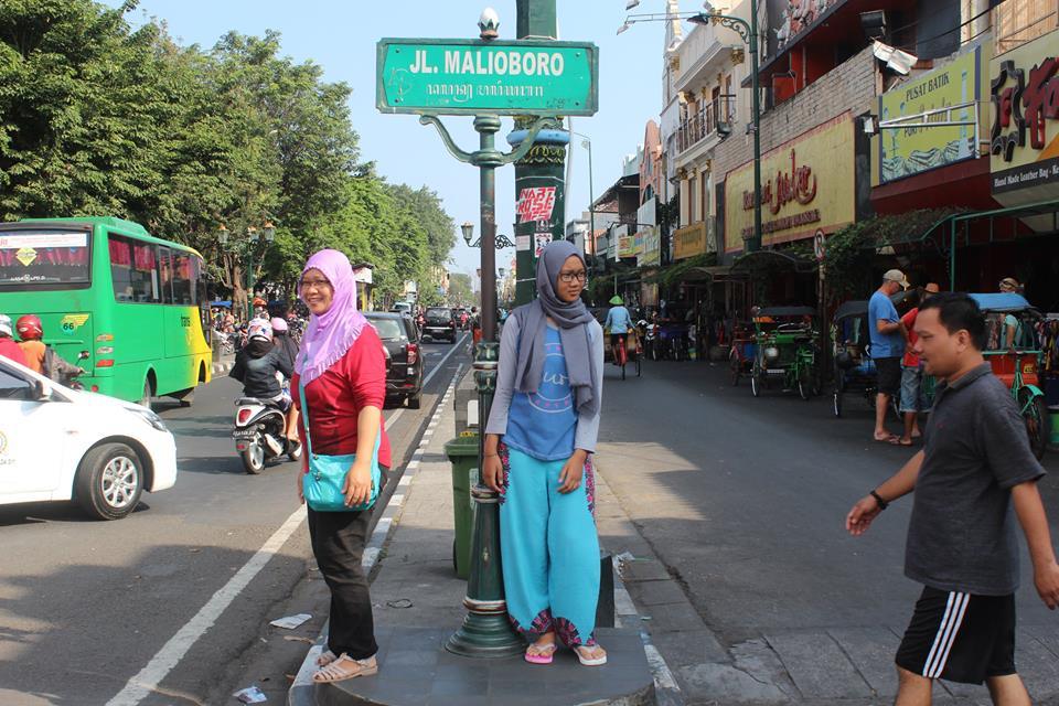 visit keraton yogyakarta: a javanese palace with a live history | shop, eat and ride a becak at malioboro street