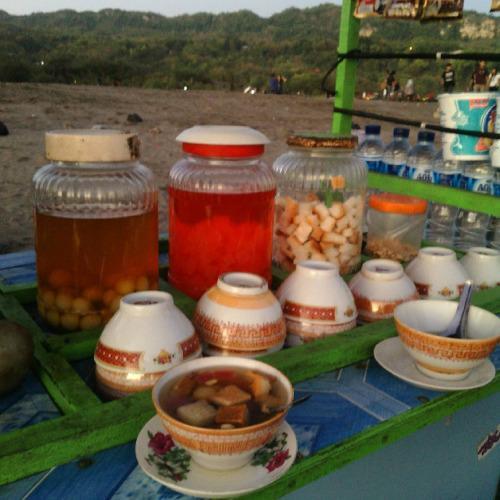 gain unique experiences at the beautiful parangtritis beach, indonesia | enjoy wedang ronde, a beverage that warms up your body