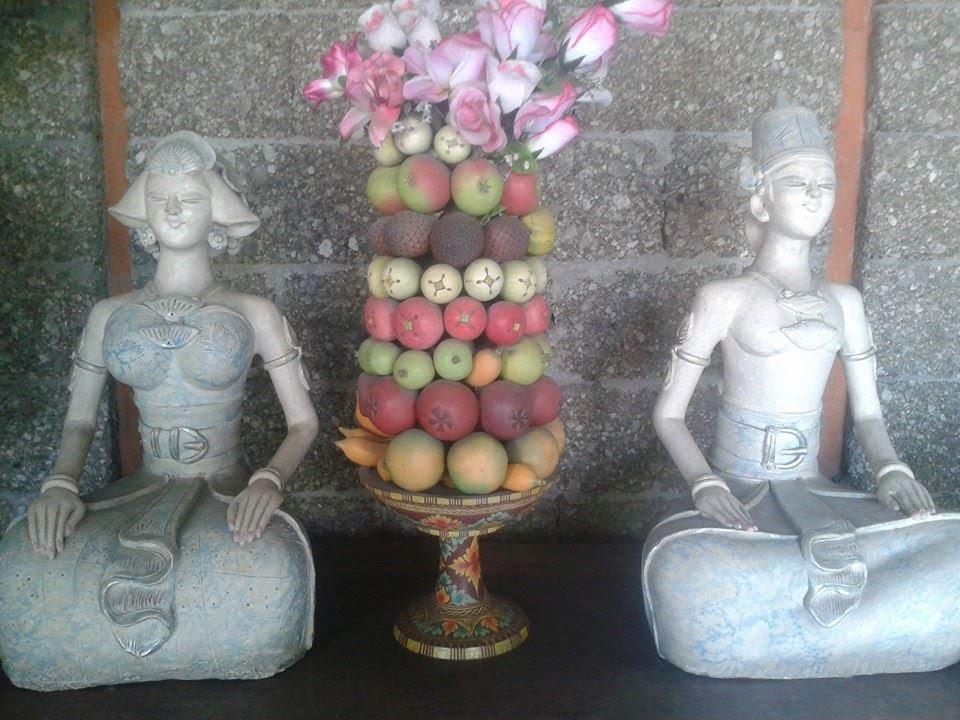 Balinese statues of a meditating man and woman, Restu Hotel
