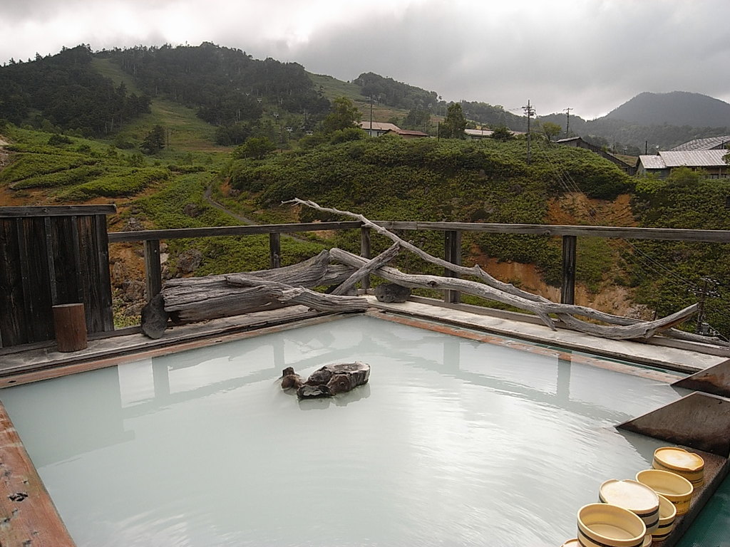onsens in manza | the outdoor bath with an amazing view "gokuraku no yu" (bath of heaven)