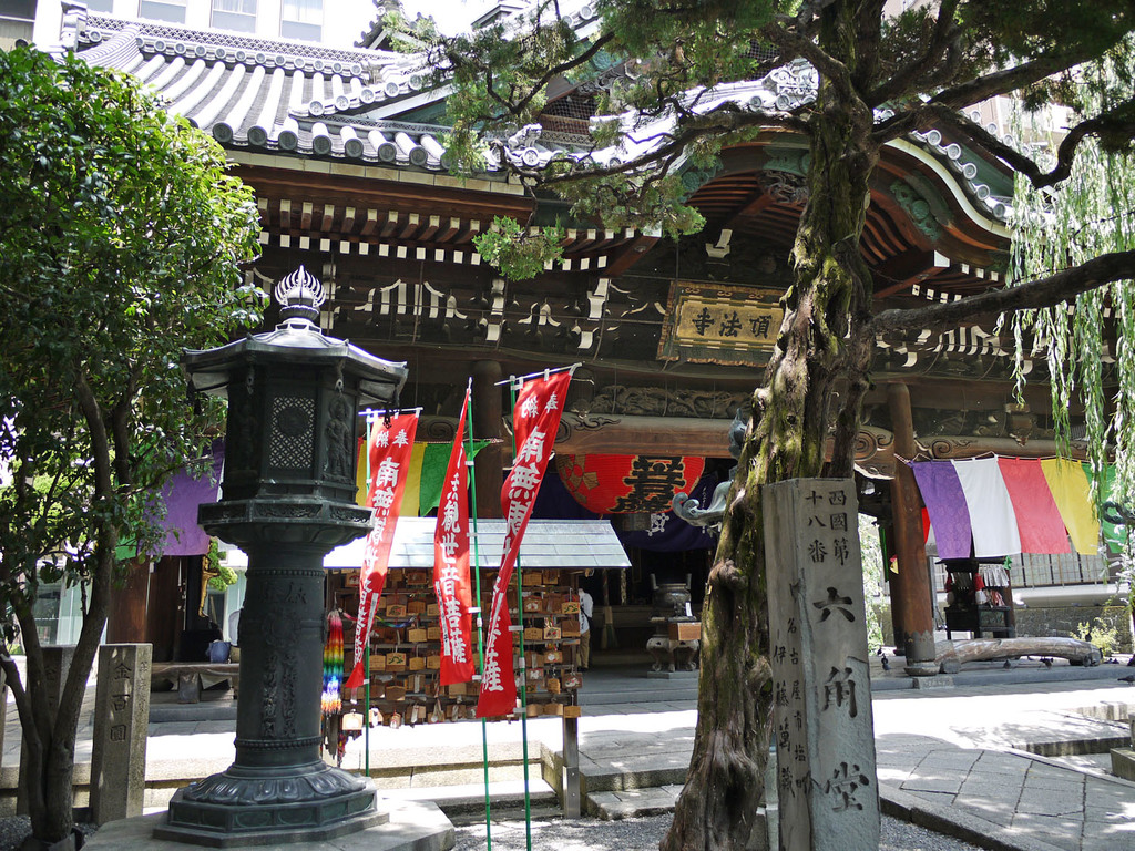 visible from inside a starbucks, visit the “belly-button” of kyoto at chohoji temple! | the temple