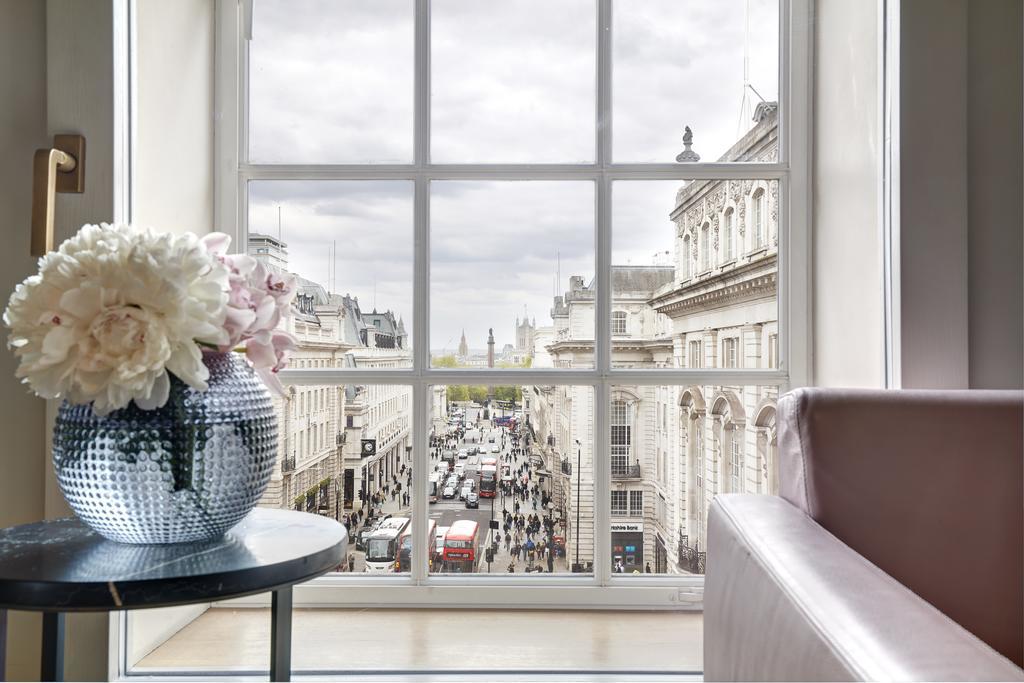 nouvel an à londres: 9 hôtels pour regarder les feux d'artifice du nouvel an | hotel cafe royal