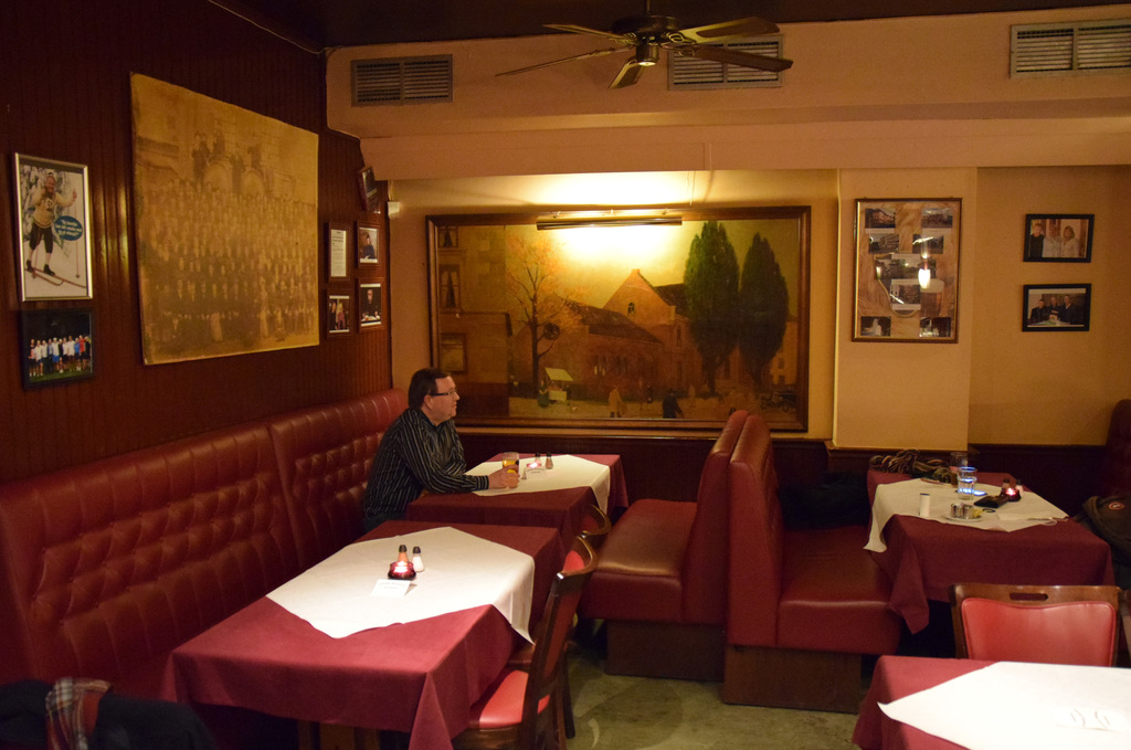 Restaurant Schrøder Oslo with painting of Torggata bad