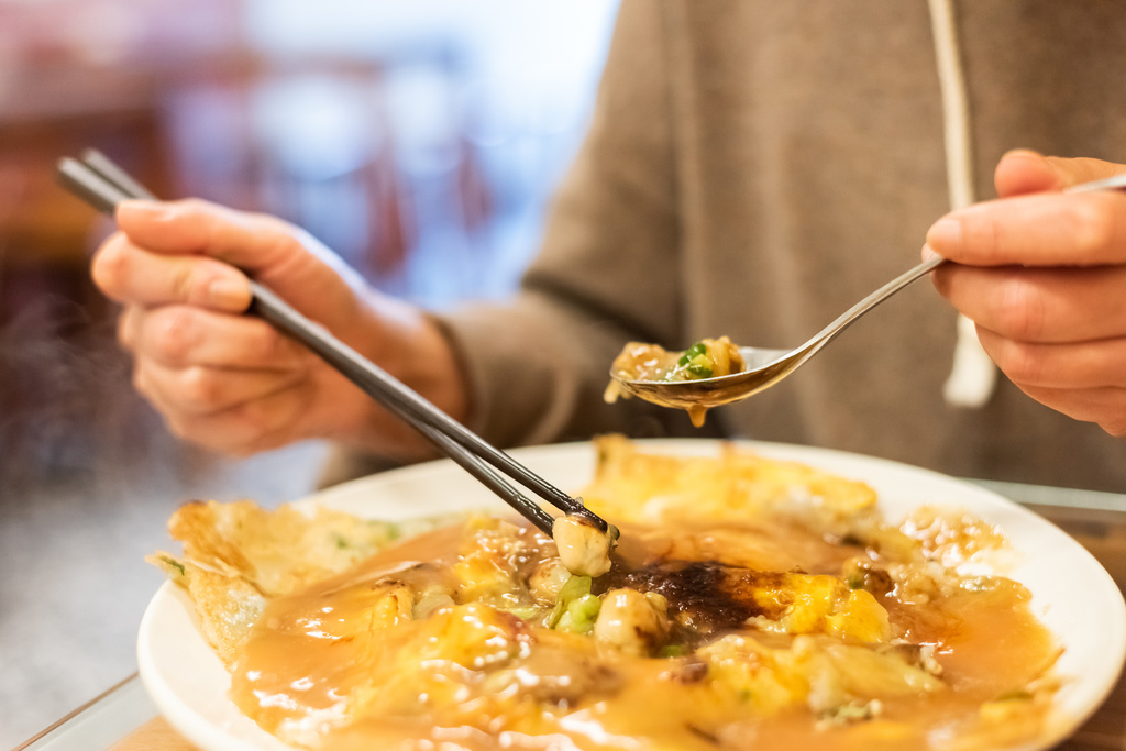 oyster omelette (蚵仔煎 é zǐ jiān)