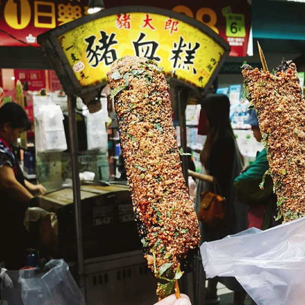 pig’s blood rice pudding (豬血糕 zhūxiěgāo)
