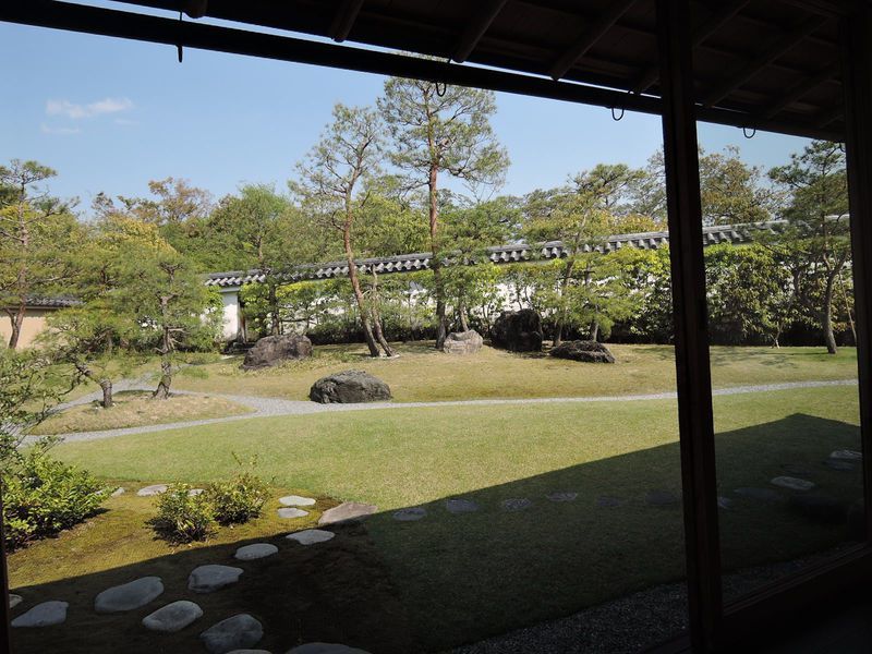 日本庭園を愛でながらお抹茶と和菓子でゆったり