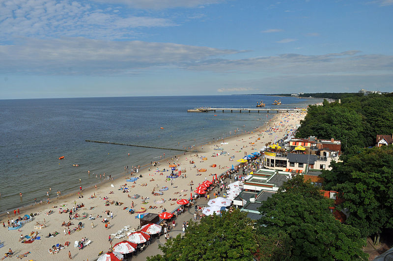 Kołobrzeg, Strand, a (2011-07-26) by Klugschnacker in Wikipedia