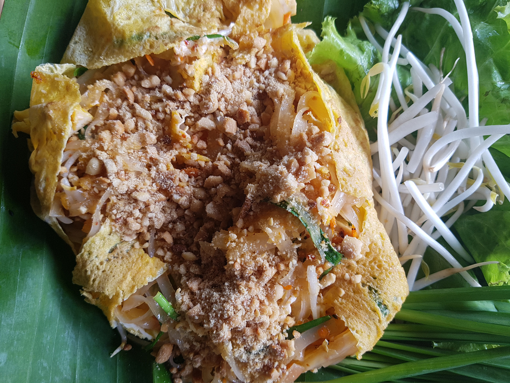Crispy pork phat thai in omelette ball - Chiang Rai - 2017-07-03 (003)