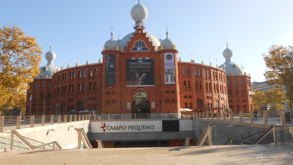 Campo Pequeno, entrada Metro e Centro Comercial