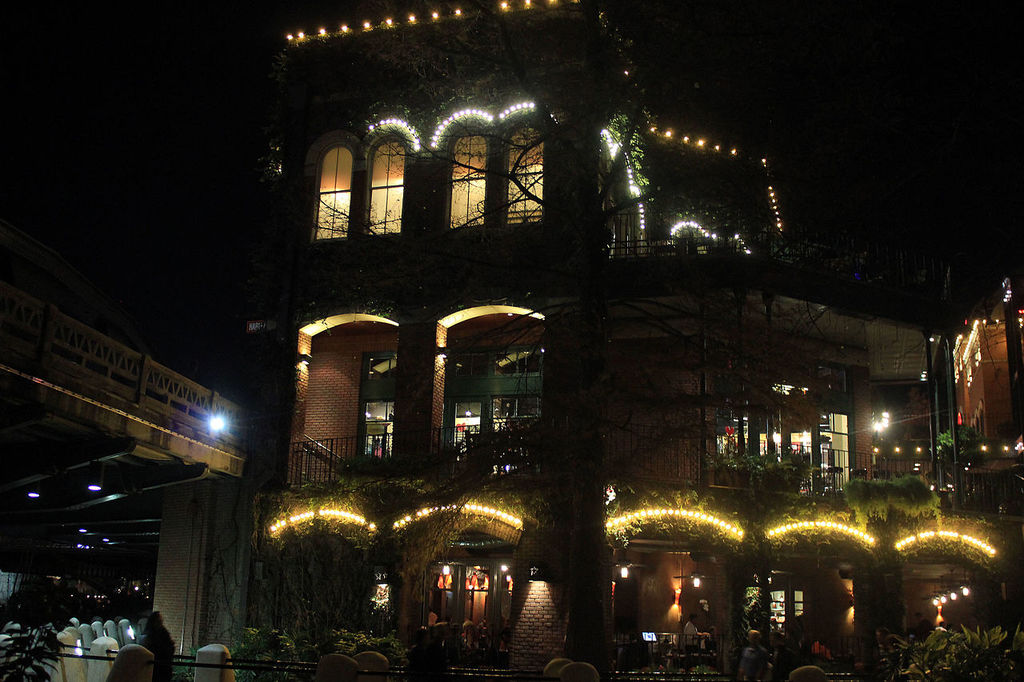 Gfp-texas-san-antonio-shops-by-the-riverwalk