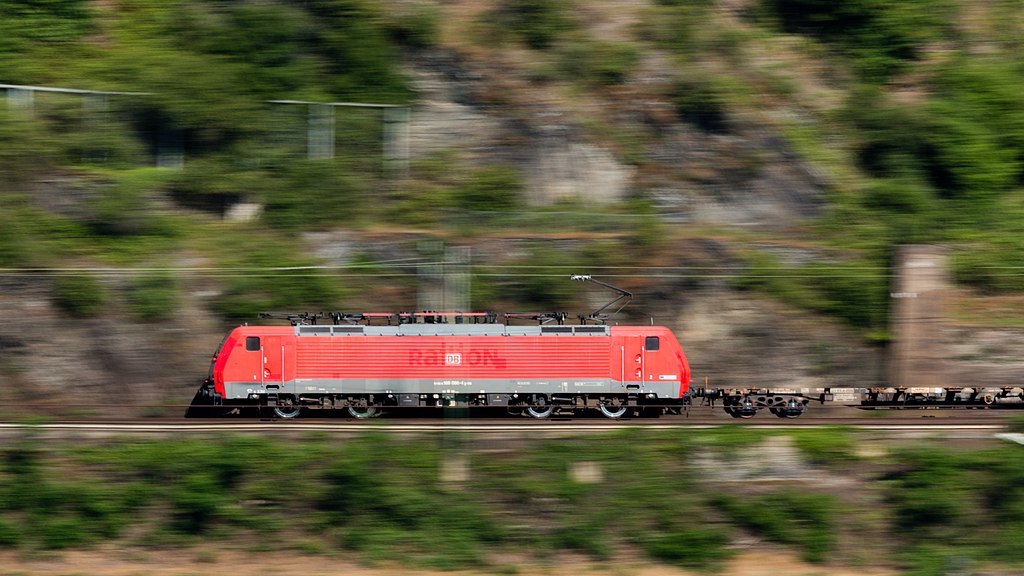 Train in the Middle Rhine Valley (18468072844)