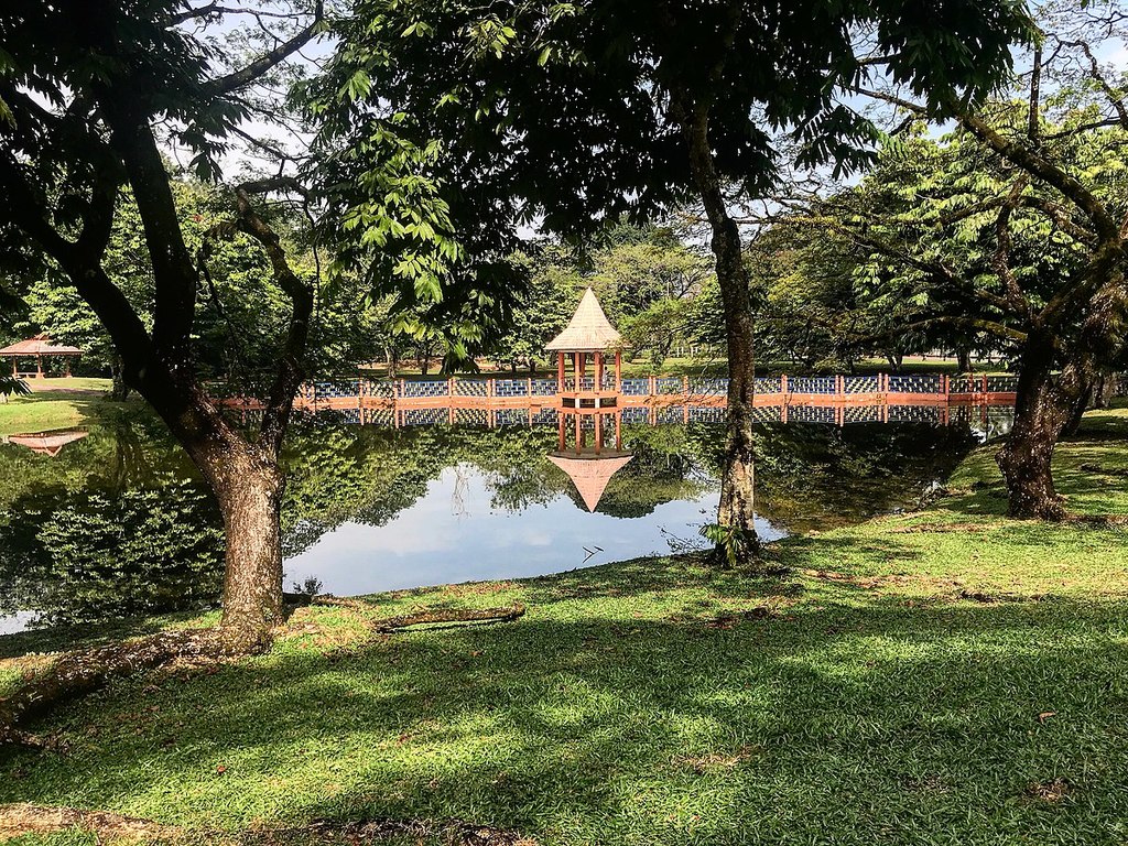 Taiping Lake Gardens pink bridge