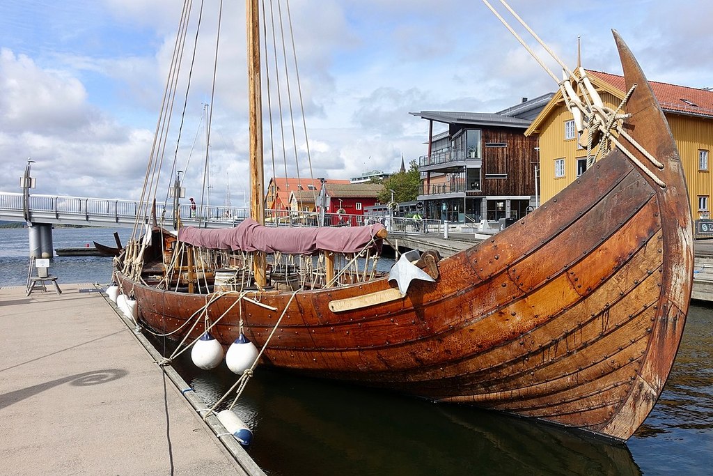 Saga Farmann Klåstadskipet viking ship replica built 2018 fore bow stempost strakes mast Tønsberg harbour havn brygge pier board walk dock brygga wooden buildings Tønsbergs blad Kaldnes bro footbridge etc Norway 2019-08-16 04229