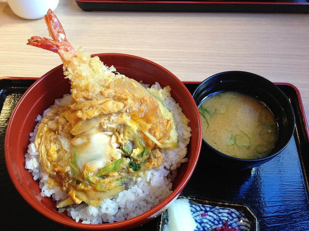 Rice bowl topped with shrimp tempura (8281030764)