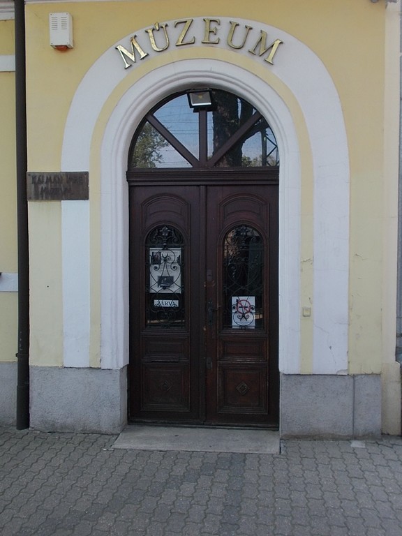Kálmán Imre Múzeum, bejárat, 2019 Siófok