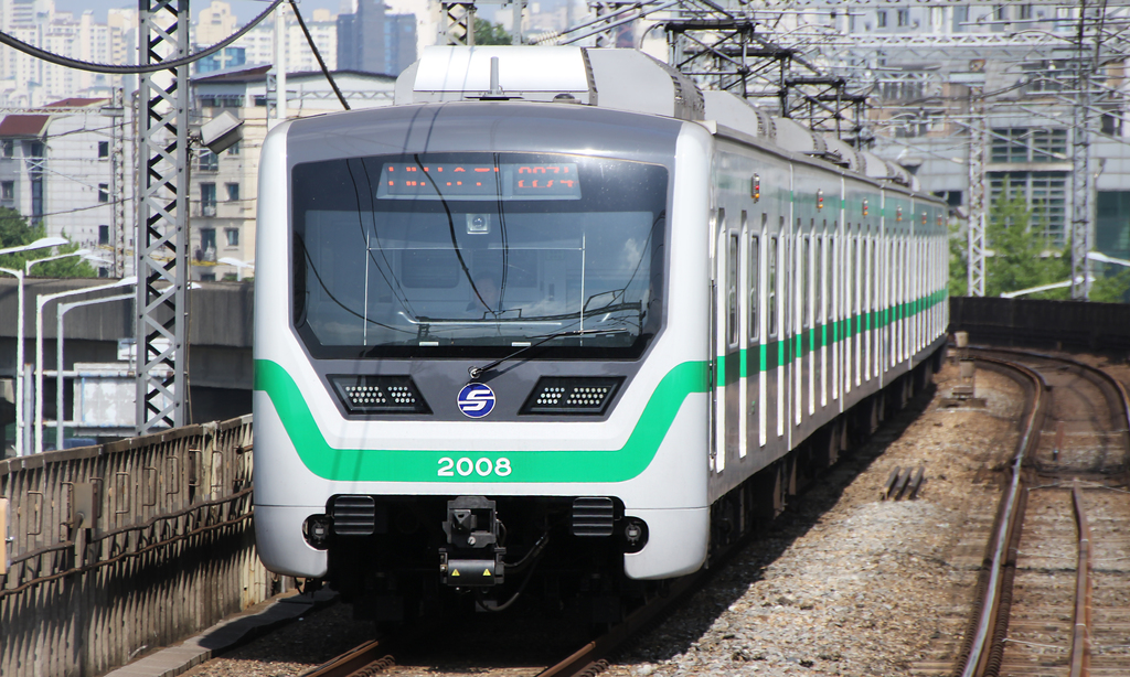 Seoul Metro Line 2 train arriving at Guro Digital Complex (2-09)
