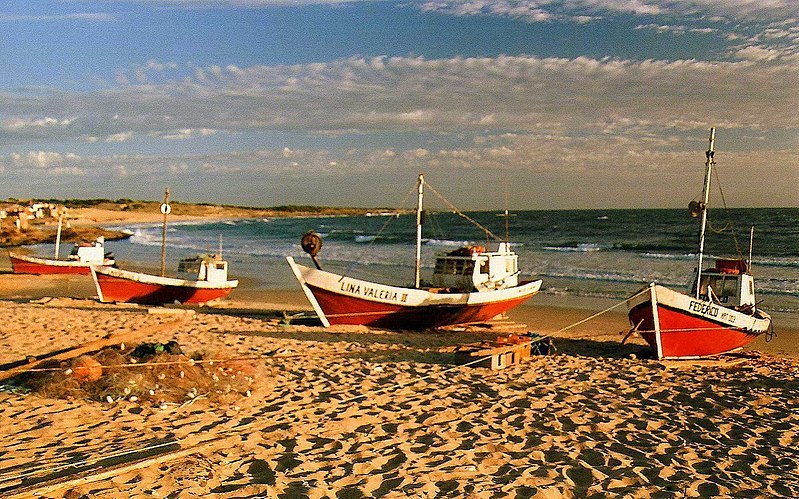 Barcas en la playa de Punta del Diablo, Rocha, Uruguay - panoramio