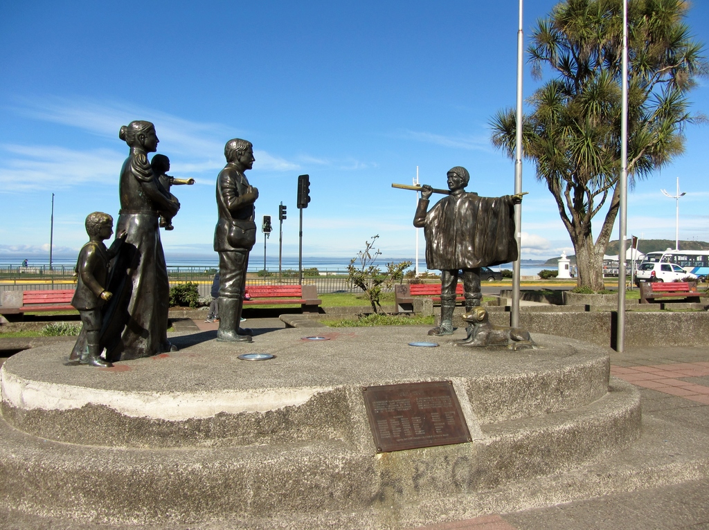 Puerto Montt -Monumento a la Colonización Alemana -Germán Miño 2002 -f02