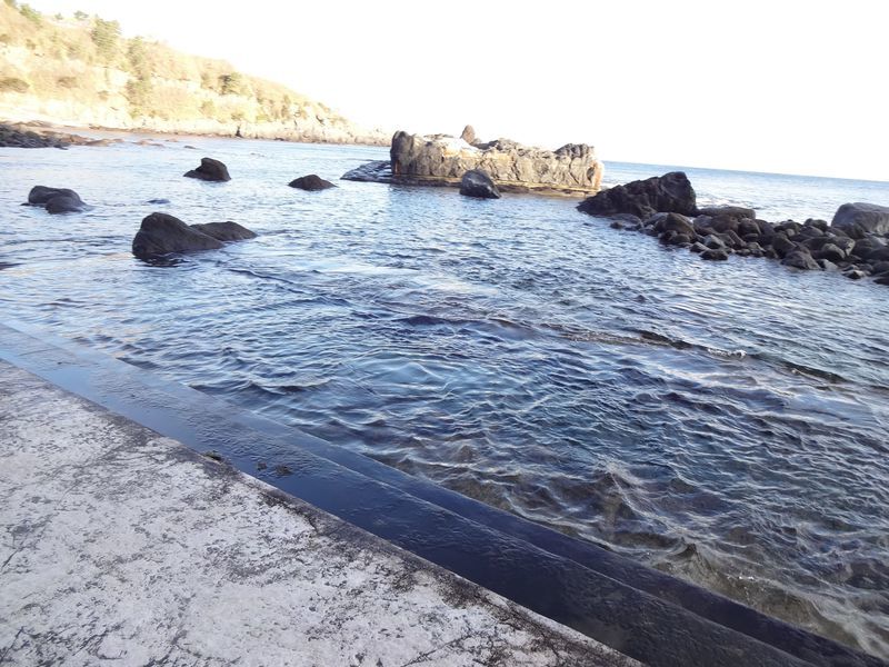 Bathe in the sea at Mizunashikaihin Hot Spring