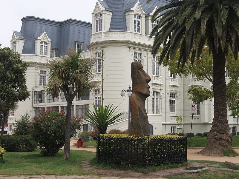 Moai outside Museum of Archaeology and History Francisco, Viña del Mar - panoramio