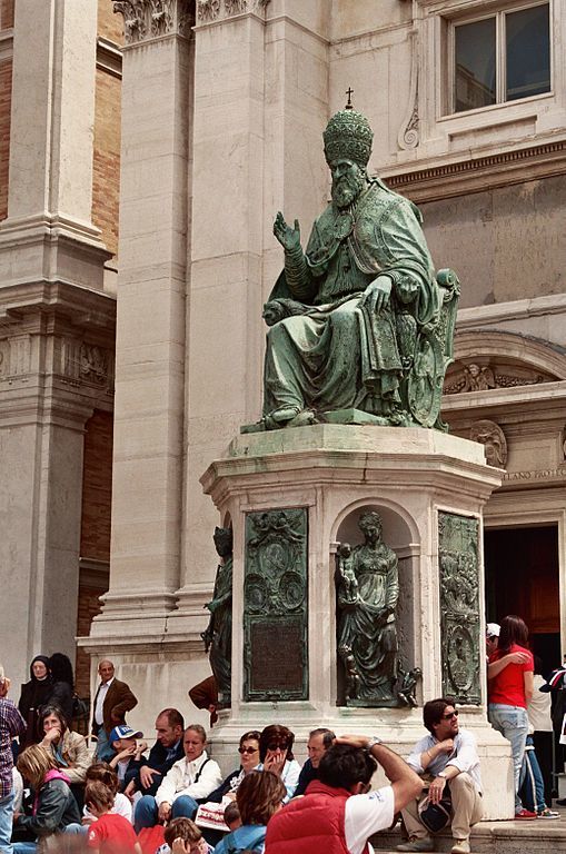 Monumento a papa Sisto V a Loreto