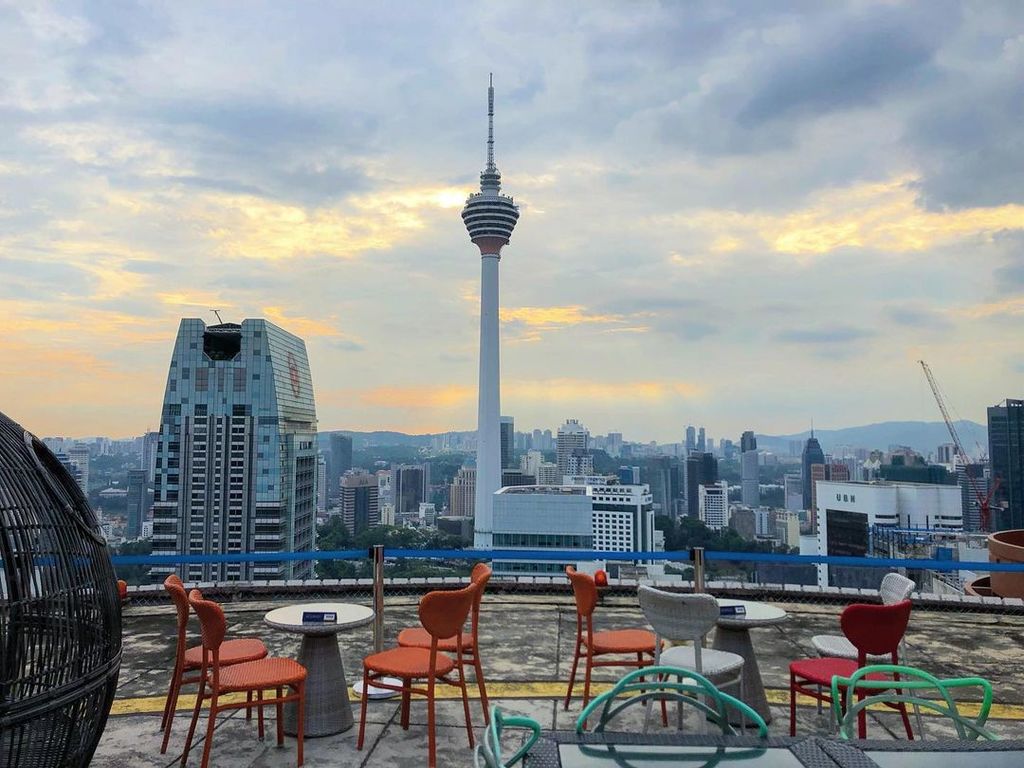 a local's guide to getting the best of kuala lumpur in 3 days | night | heli lounge bar kl