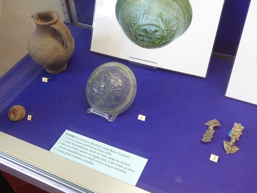 Contenu de la tombe 6 du cimetière mérovingien du quartier Saint Brice de Tournai