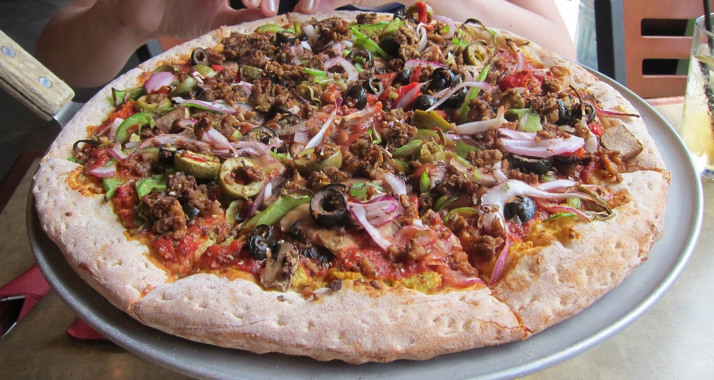 Vegan pizza at Pizza Lucé