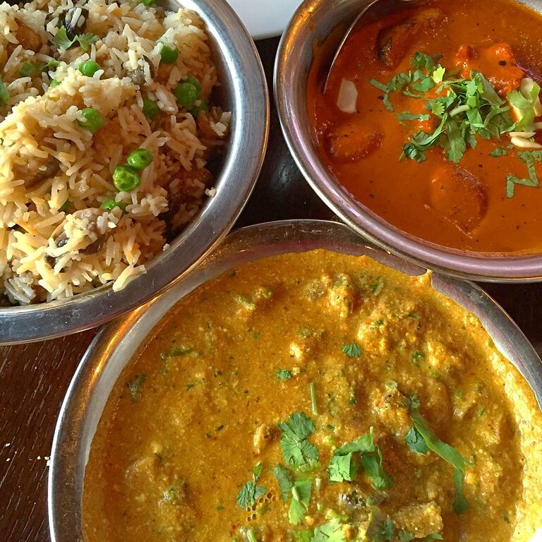 Chicken Tikka Masala (Tandoori grilled #chicken in #tomato sauce), Gucchi Dhania (#mushrooms cooked in Chef's special sauce) and the #rice special with #peas and mushrooms. From my favorite Indian comfort food joint, Akbar in Marina del Rey. I love this b