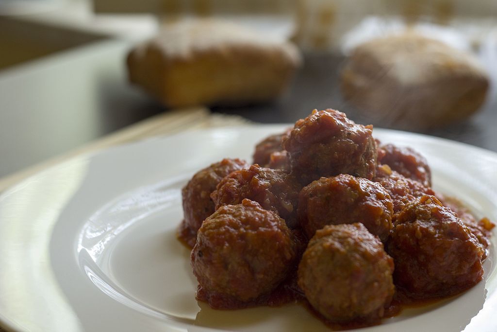 Meat balls in tomatoes sauce (9368881060)