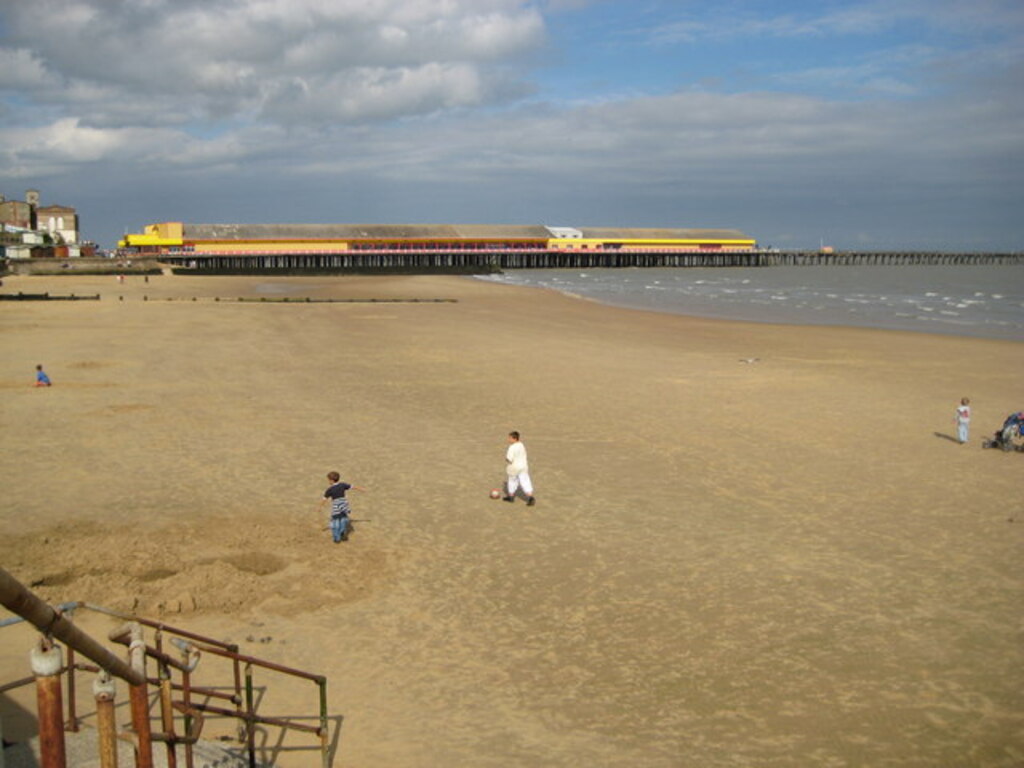 Walton-on-the-Naze, The beach and Walton Pier - geograph.org.uk - 1475166