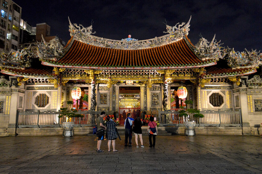 <div class="fn">
Lungshan Temple</div>