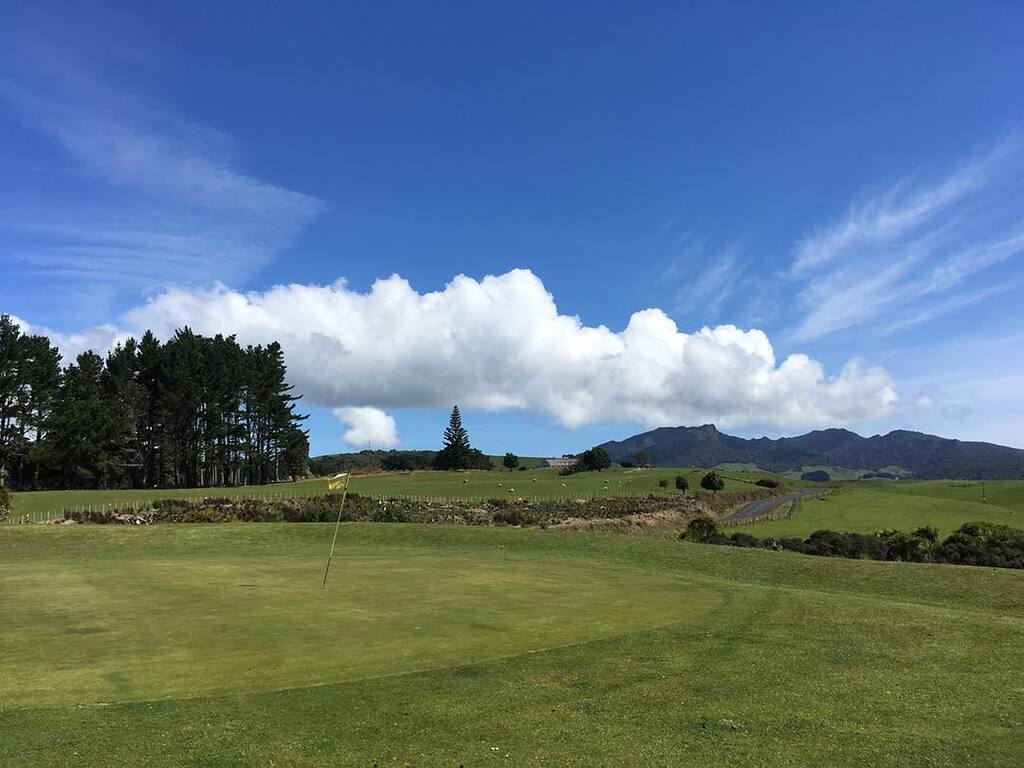 things to do in raglan new zealand | play a round or two at raglan golf club