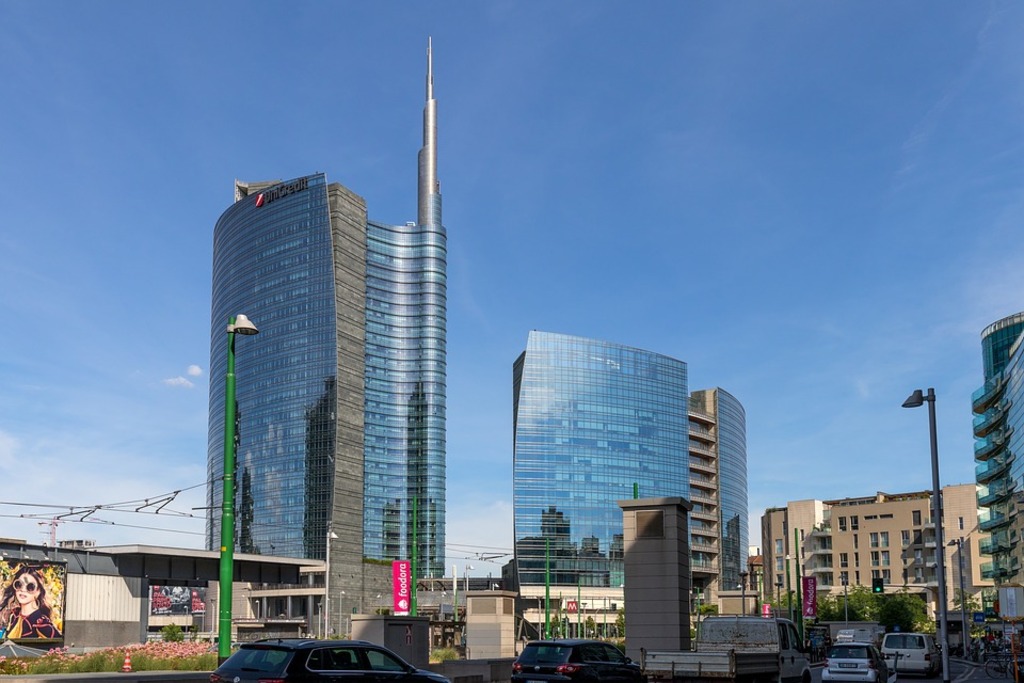Unicredit Torre, Piazza Gae Aulenti.