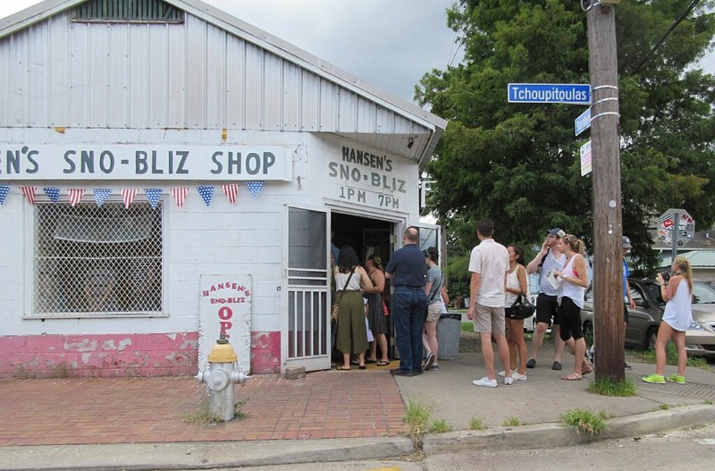 Line at Hansens Sno-Bliz New Orleans July 2017