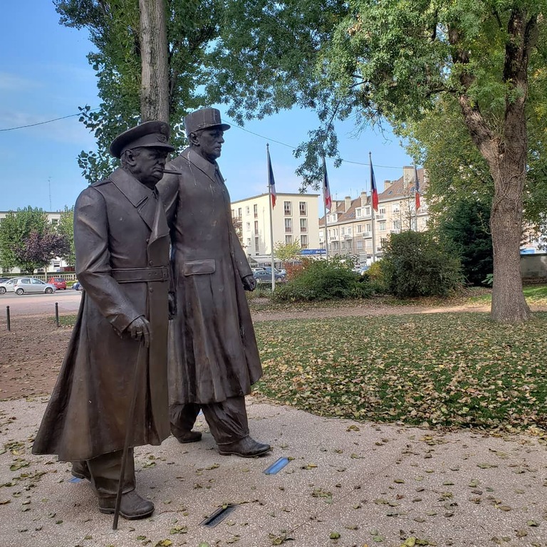 take a photo with the statues of de gaulle and churchill