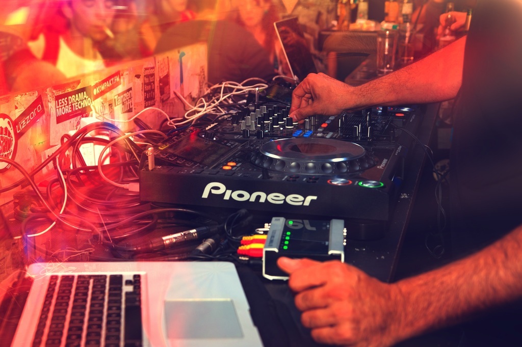 Dj