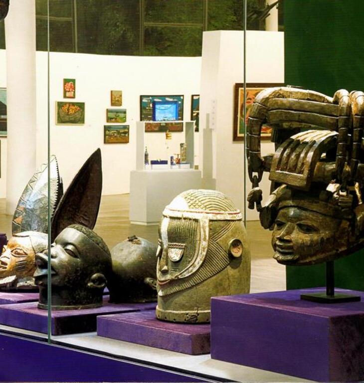 Museu Afro Brasil - Vitrine com máscaras africanas