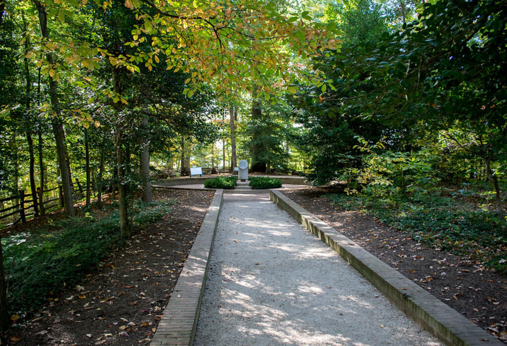 Slave Memorial - long - Mount Vernon - 2014-10-20