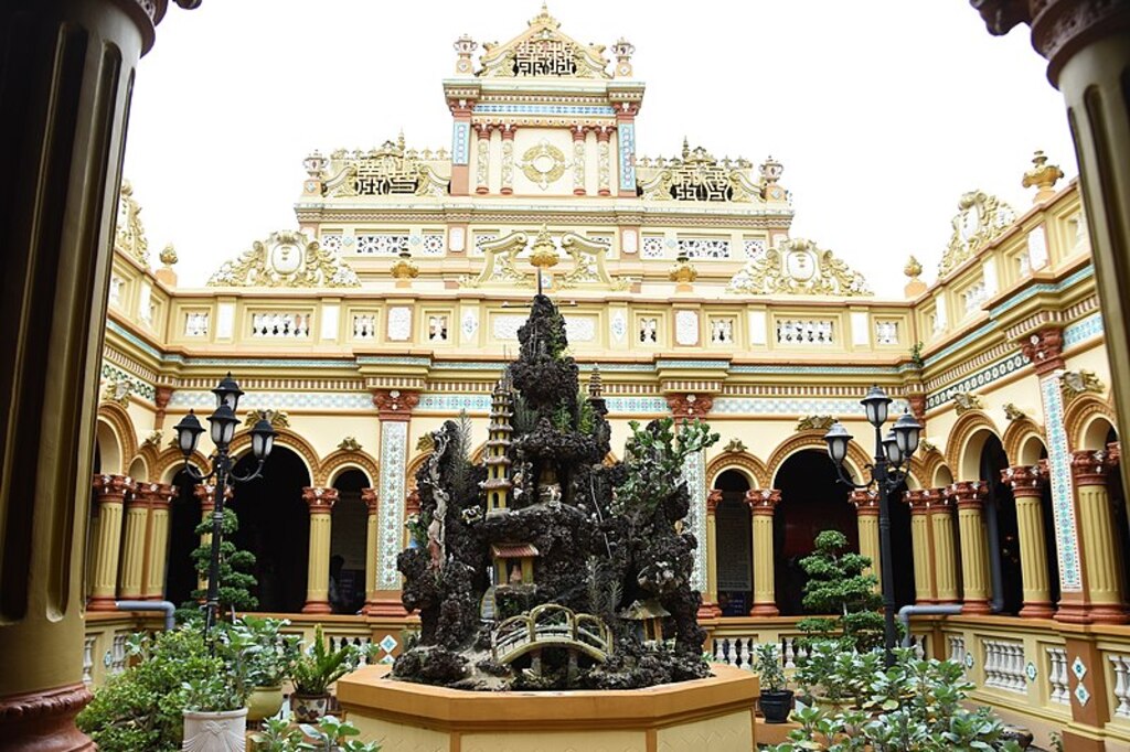 Fabulous inner courtyard of the Vinh Trang pagoda (32096183396)