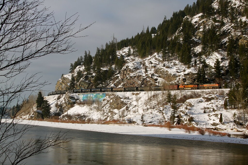 BNSF eastbound oil train in Bad Rock Canyon