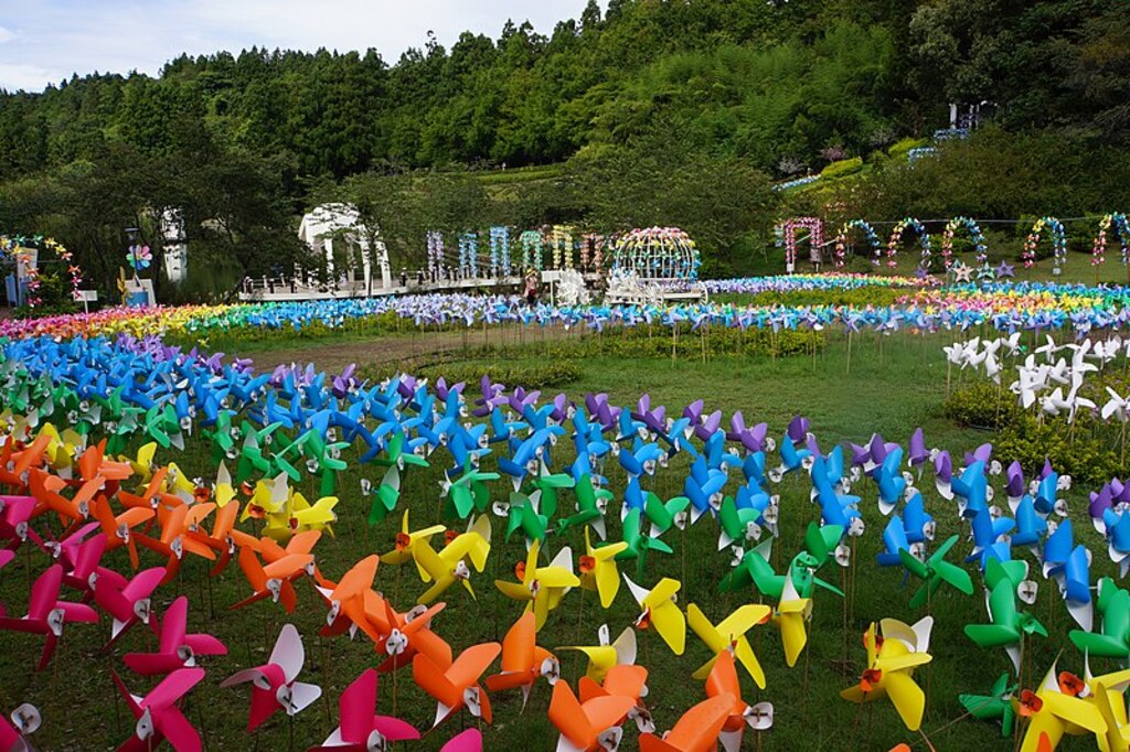 Rainbow Windmill Festival in Small Swiss Garden 小瑞士花園彩虹風車節 - panoramio