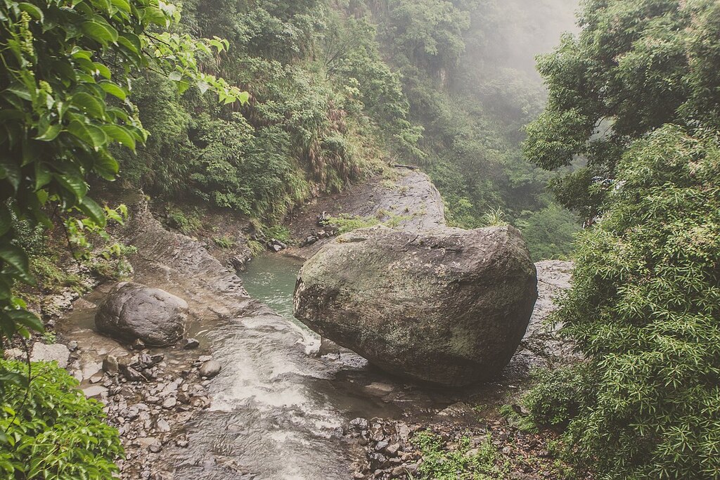 Balancing rock at Xiao Wulai Scenic Area