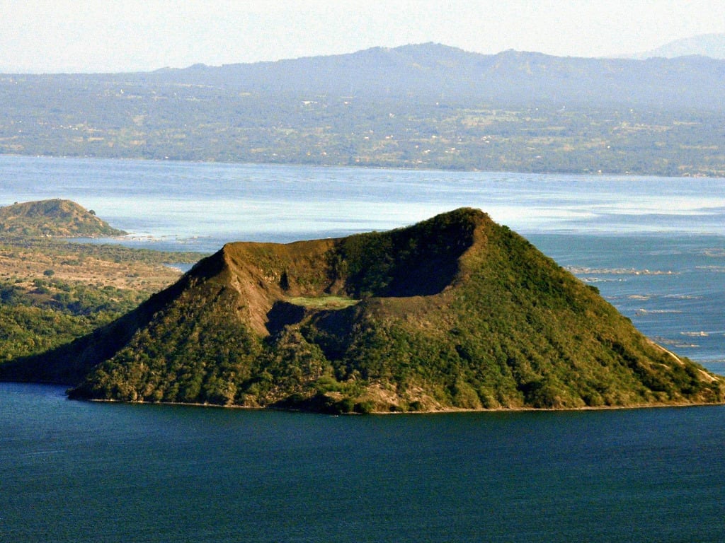 taal volcano ("binintiang malaki")
