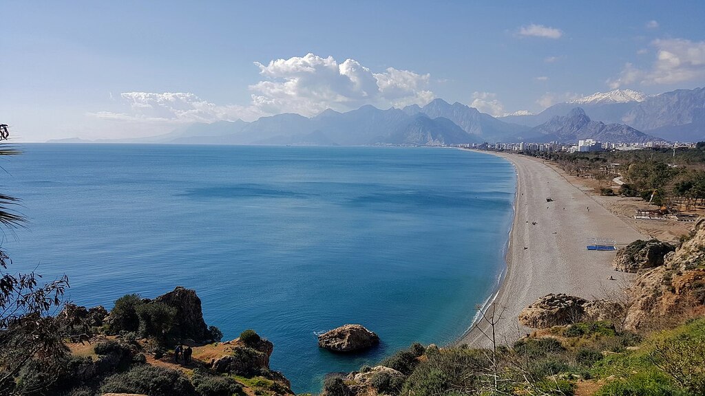 Falezlerden Antalya Konyaaltı Plajına doğru bir görünüm