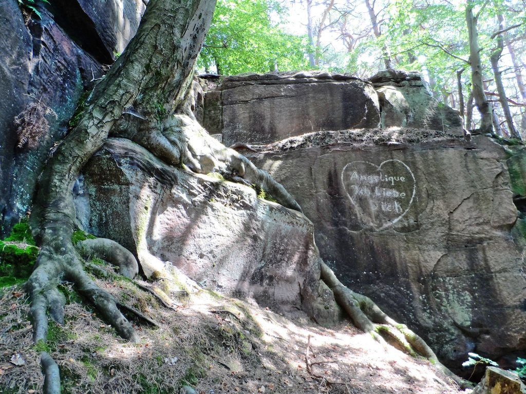 Liebesbekundungen am Naturdenkmal "Krämerstein"