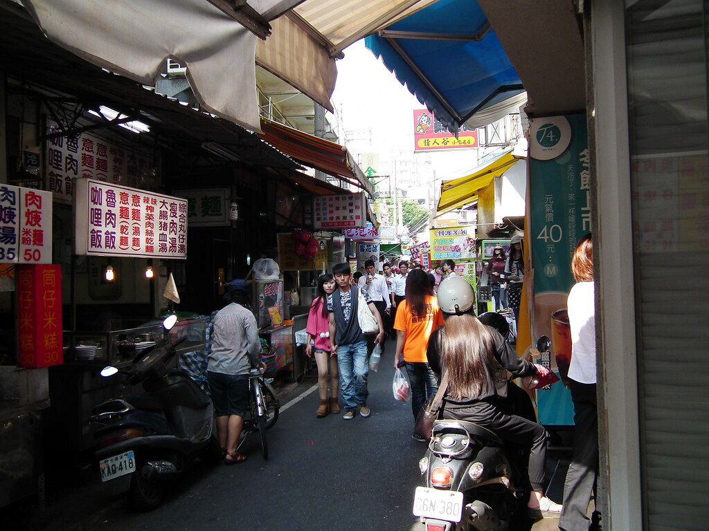 Miaodong Night Market 廟東夜市 - panoramio (1)