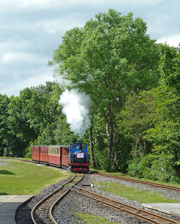 Train arriving at Clayton West (Kirklees Light Railway) (5769289056)